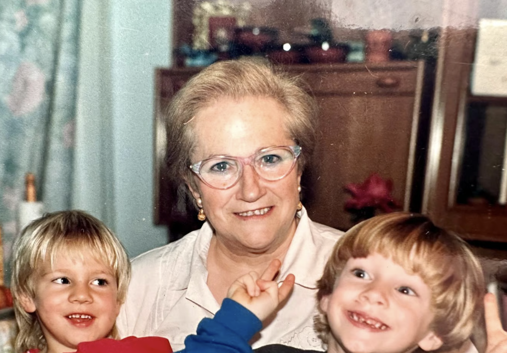 Margarita Conejero con sus nietos Mario y Julián Parra