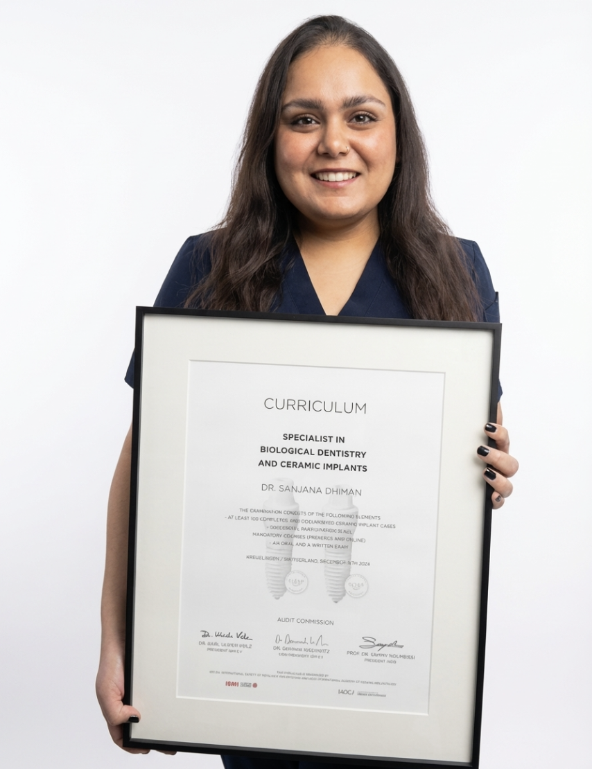 Dra. Sanjana Dhiman con su título de especialista