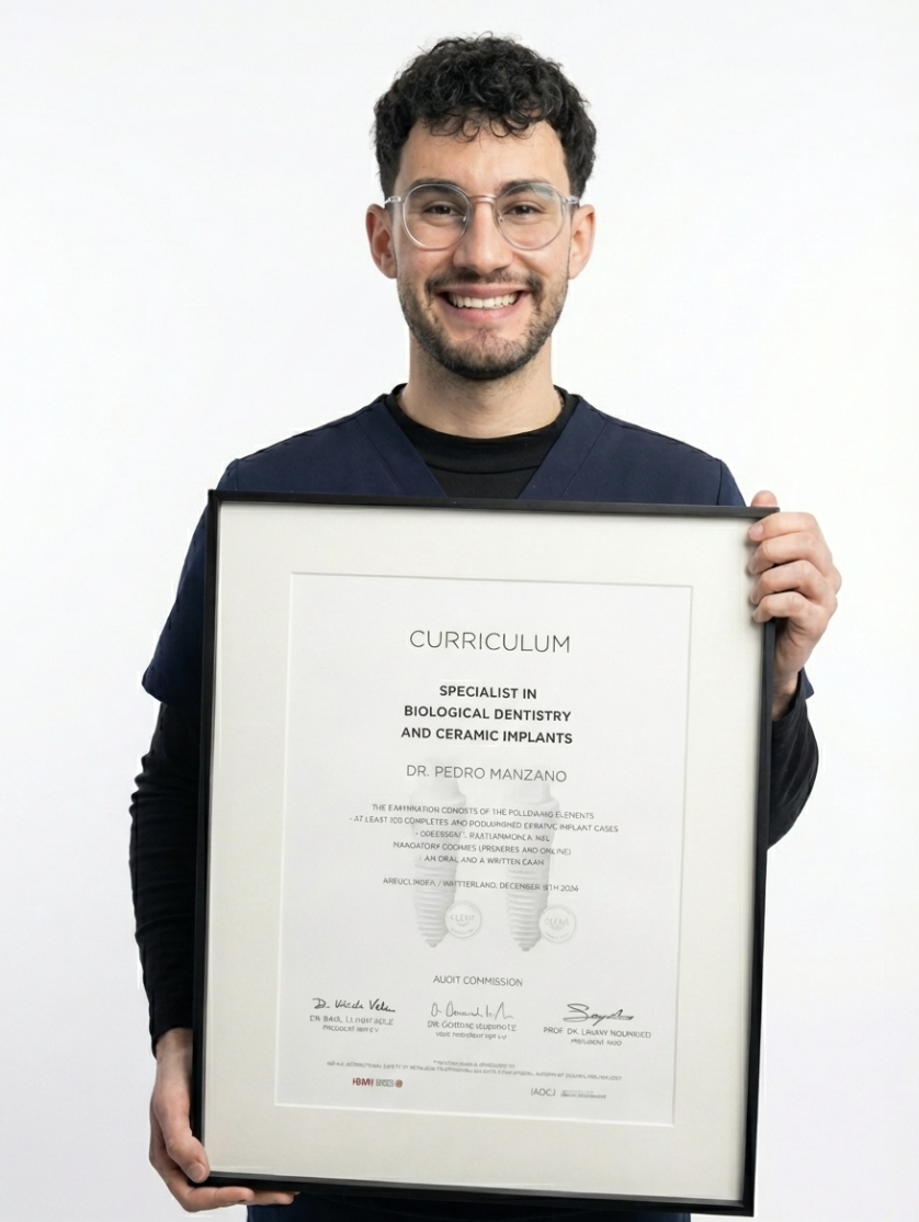 Dr. Pedro Manzano con su título de especialista