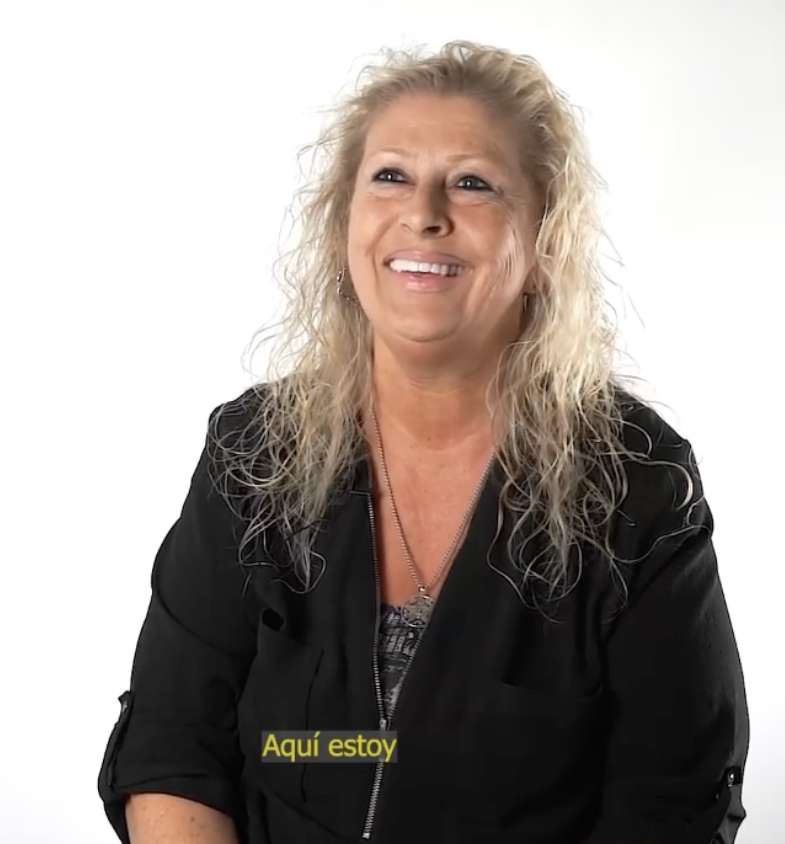 Silvia sonriendo después de su tratamiento dental en BDS